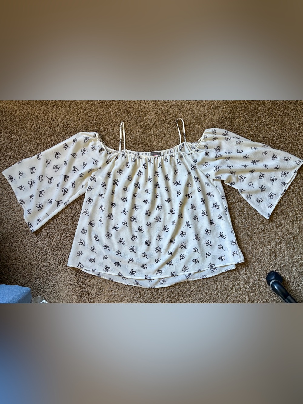 Vince Camuto White Off-Shoulder Floral Print Blouse